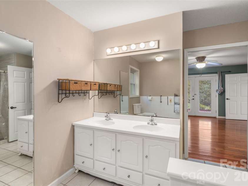 847 Lakeside Drive, Hendersonville, NC 28739.  MLS# CAR4398073, YatesRealty ID 35381. Primary ensuite