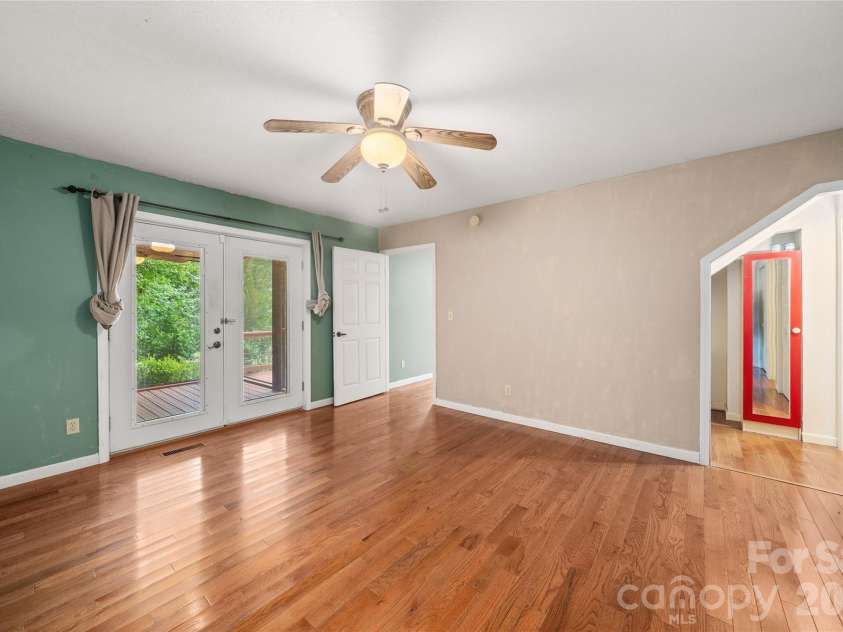 847 Lakeside Drive, Hendersonville, NC 28739.  MLS# CAR4398073, YatesRealty ID 35381. Primary w/extra closet