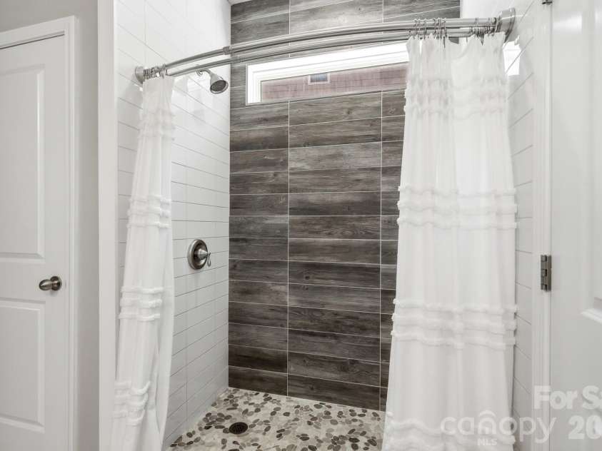 5111 Devonshire Road, Denver, NC 28037.  MLS# CAR4399324, YatesRealty ID 35384. Primary Bath