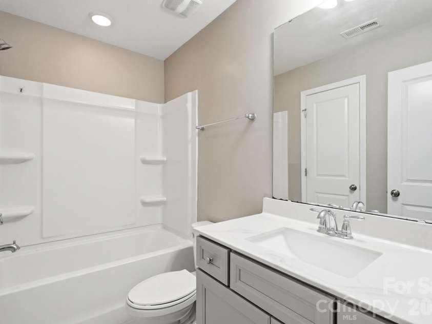5111 Devonshire Road, Denver, NC 28037.  MLS# CAR4399324, YatesRealty ID 35384. Upstairs Bathroom