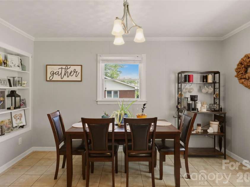520 Eastway Avenue, Kannapolis, NC 28083.  MLS# CAR4396055, YatesRealty ID 35385. Dining area located directly off of the kitchen.