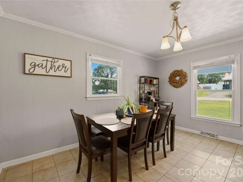 520 Eastway Avenue, Kannapolis, NC 28083.  MLS# CAR4396055, YatesRealty ID 35385. Dining area located directly off of the kitchen with tile flooring.