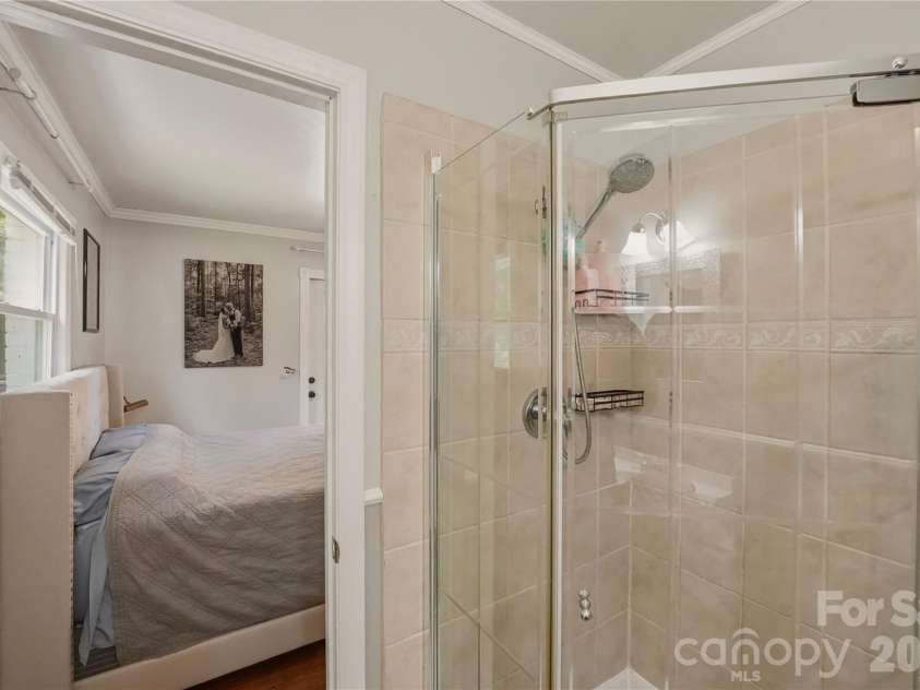 520 Eastway Avenue, Kannapolis, NC 28083.  MLS# CAR4396055, YatesRealty ID 35385. En suite bathroom off the primary bedroom.