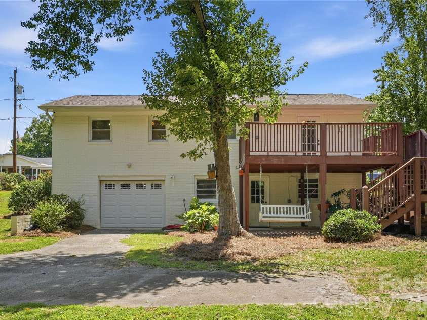 520 Eastway Avenue, Kannapolis, NC 28083.  MLS# CAR4396055, YatesRealty ID 35385. Garage and secondary entries to both the basement and main level.
