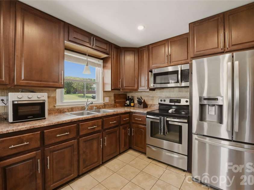 520 Eastway Avenue, Kannapolis, NC 28083.  MLS# CAR4396055, YatesRealty ID 35385. Remodeled kitchen featuring stainless steel appliances and a tile backsplash.