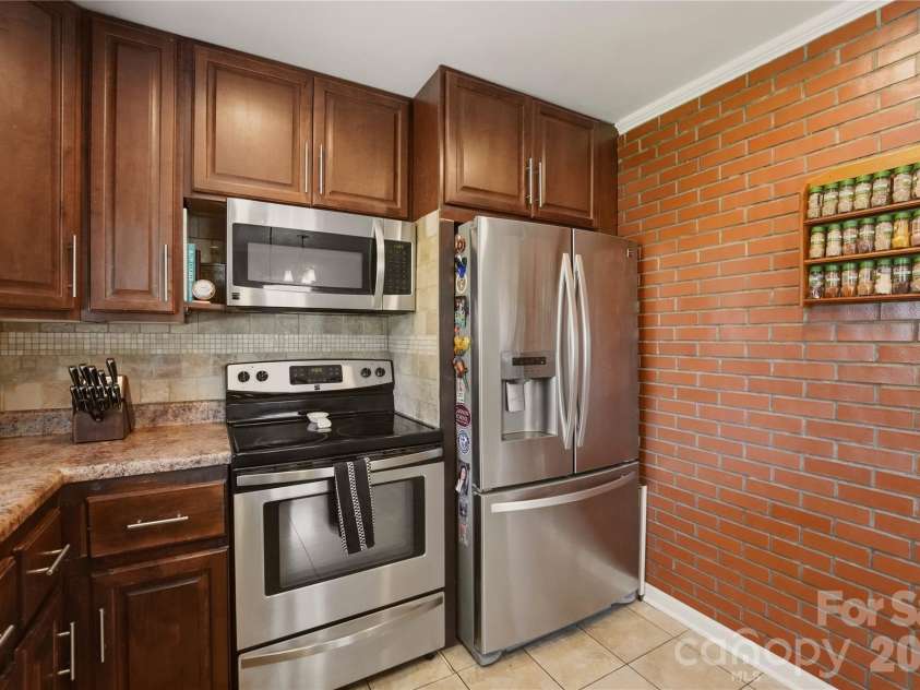 520 Eastway Avenue, Kannapolis, NC 28083.  MLS# CAR4396055, YatesRealty ID 35385. Remodeled kitchen featuring stainless steel appliances and a tile backsplash.