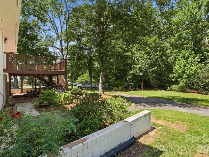 520 Eastway Avenue, Kannapolis, NC 28083.  MLS# CAR4396055, YatesRealty ID 35385. Retaining wall beside the garage entrance.