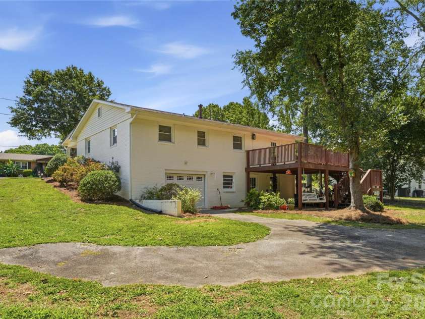 520 Eastway Avenue, Kannapolis, NC 28083.  MLS# CAR4396055, YatesRealty ID 35385. Secondary parking area and access to the basement garage.