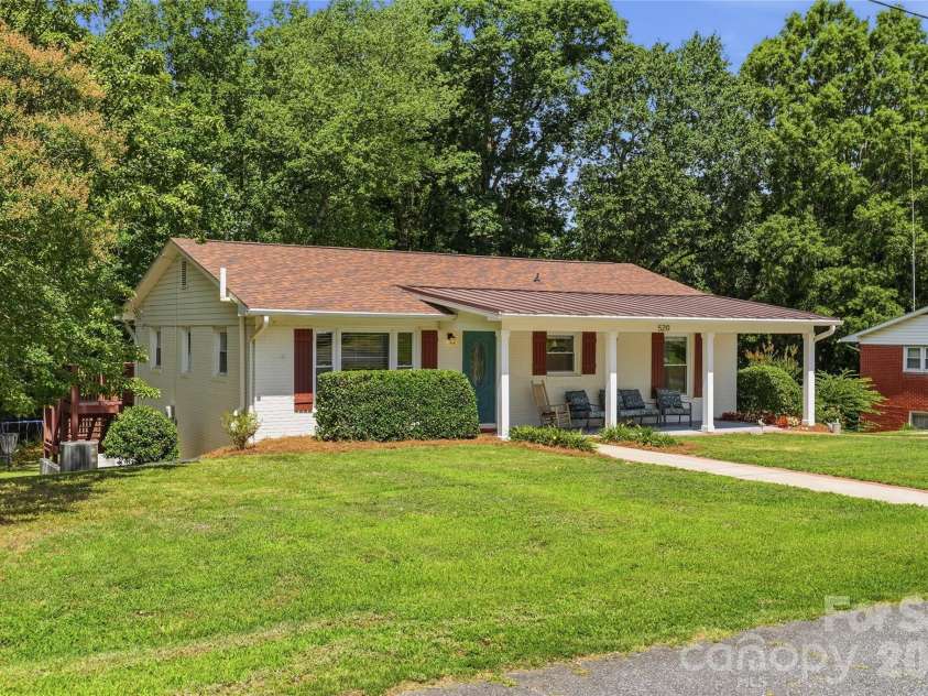 520 Eastway Avenue, Kannapolis, NC 28083.  MLS# CAR4396055, YatesRealty ID 35385. Well manicured lawn and landscaping.