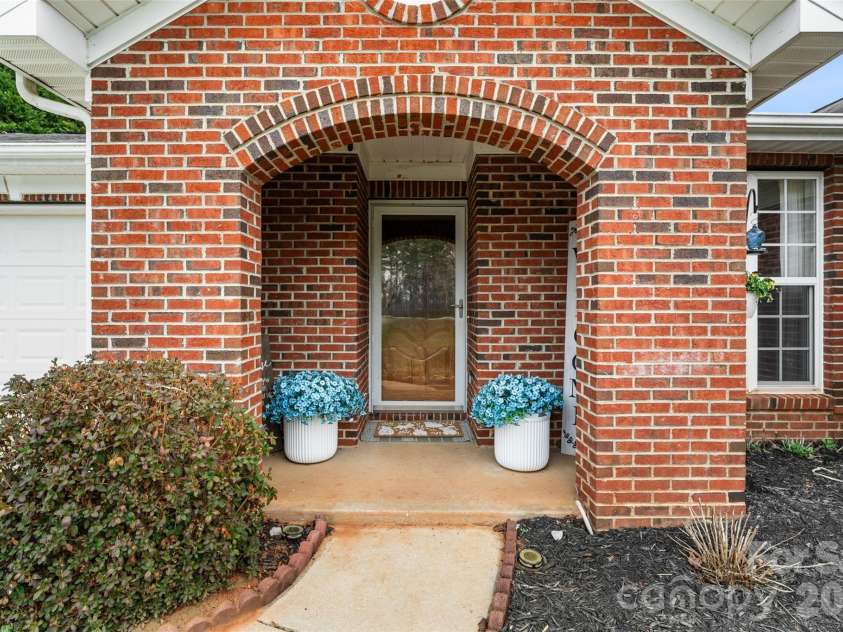 2642 Gradys Ground Drive, McConnells, SC 29726.  MLS# CAR4352555, YatesRealty ID 3539. Beautiful arched porch