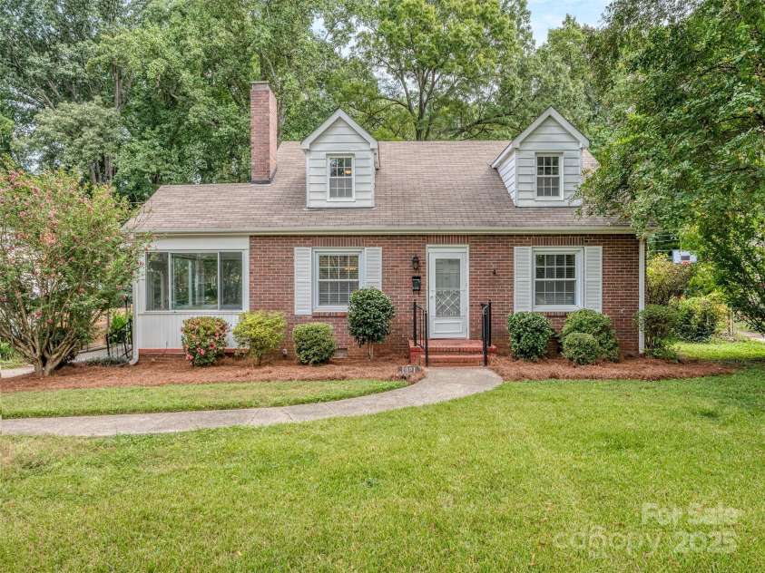 1321 Pinecrest Avenue, Charlotte, NC 28205.  MLS# CAR4295947, YatesRealty ID 35394. 