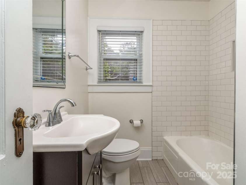 1321 Pinecrest Avenue, Charlotte, NC 28205.  MLS# CAR4295947, YatesRealty ID 35394. 