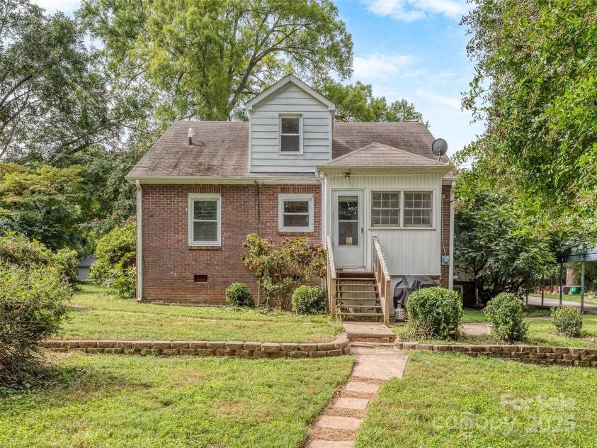 1321 Pinecrest Avenue, Charlotte, NC 28205.  MLS# CAR4295947, YatesRealty ID 35394. 