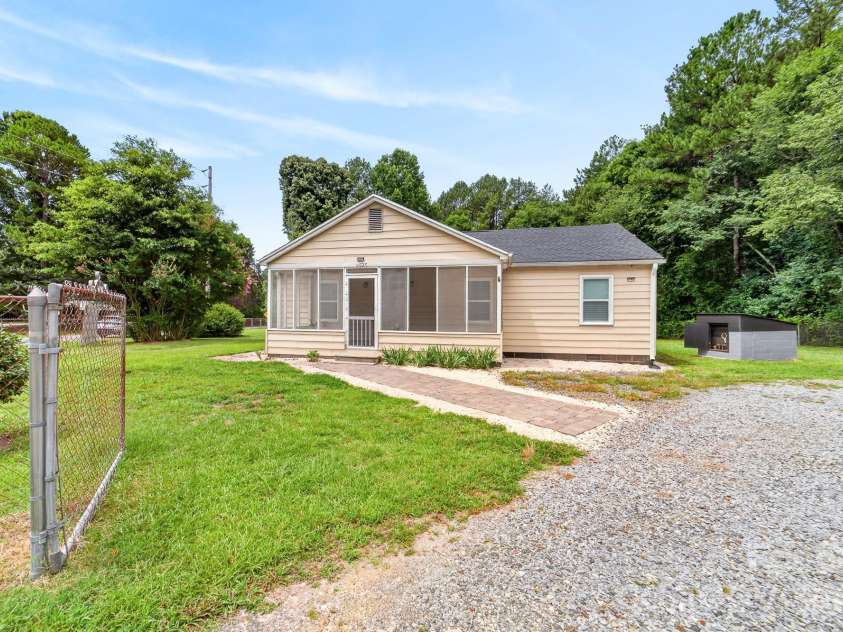 4525 Hemphill Road, Gastonia, NC 28056.  MLS# CAR4397707, YatesRealty ID 35394. Driveway