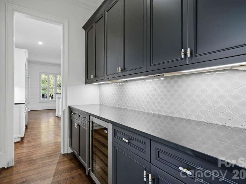 9414 Heydon Hall Circle, Charlotte, NC 28210.  MLS# CAR4421247, YatesRealty ID 35397. Butler's Pantry