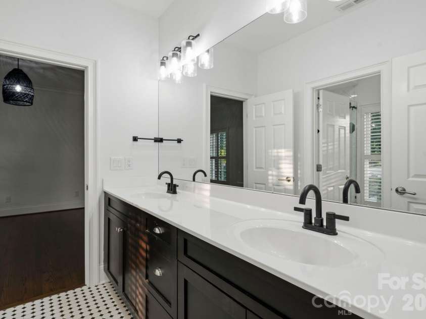 9414 Heydon Hall Circle, Charlotte, NC 28210.  MLS# CAR4421247, YatesRealty ID 35397. Full Bathroom