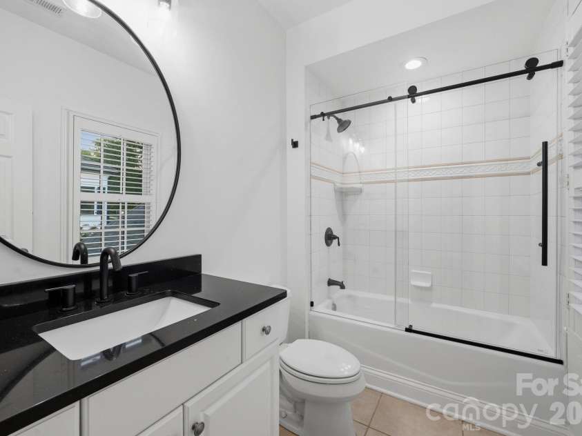 9414 Heydon Hall Circle, Charlotte, NC 28210.  MLS# CAR4421247, YatesRealty ID 35397. Full Bathroom