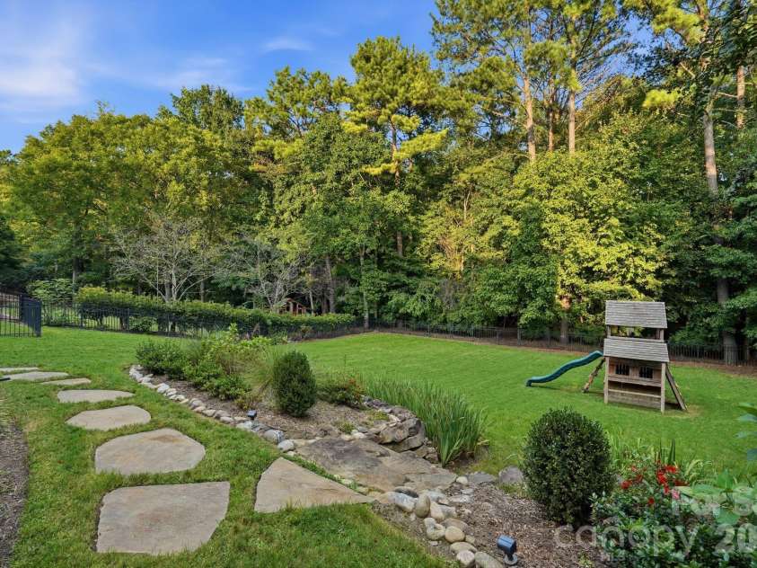 9414 Heydon Hall Circle, Charlotte, NC 28210.  MLS# CAR4421247, YatesRealty ID 35397. Gorgeous Backyard