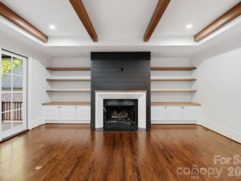 9414 Heydon Hall Circle, Charlotte, NC 28210.  MLS# CAR4421247, YatesRealty ID 35397. Great room