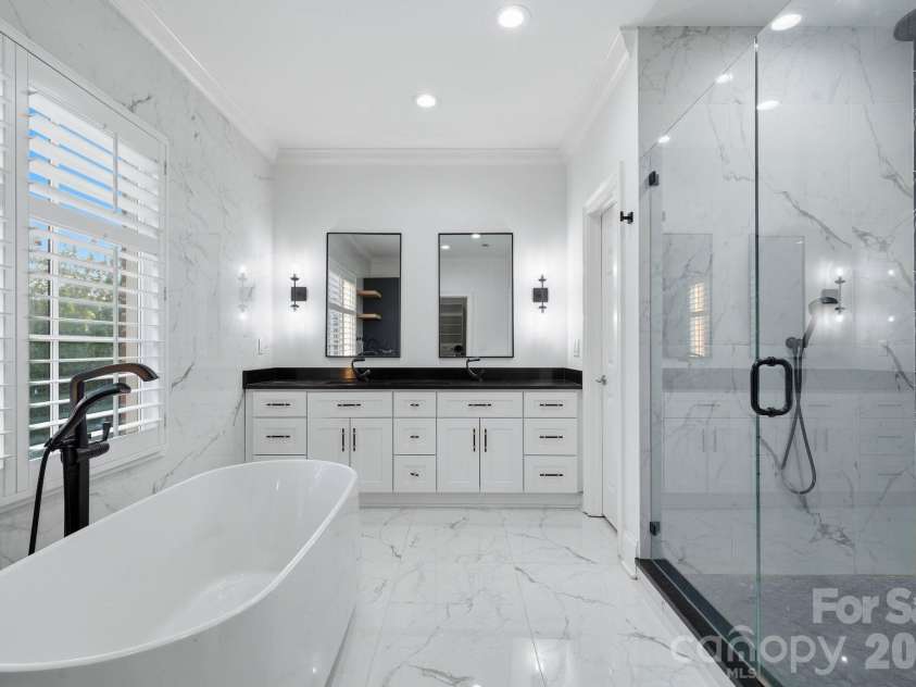 9414 Heydon Hall Circle, Charlotte, NC 28210.  MLS# CAR4421247, YatesRealty ID 35397. Primary Bathroom Ensuite