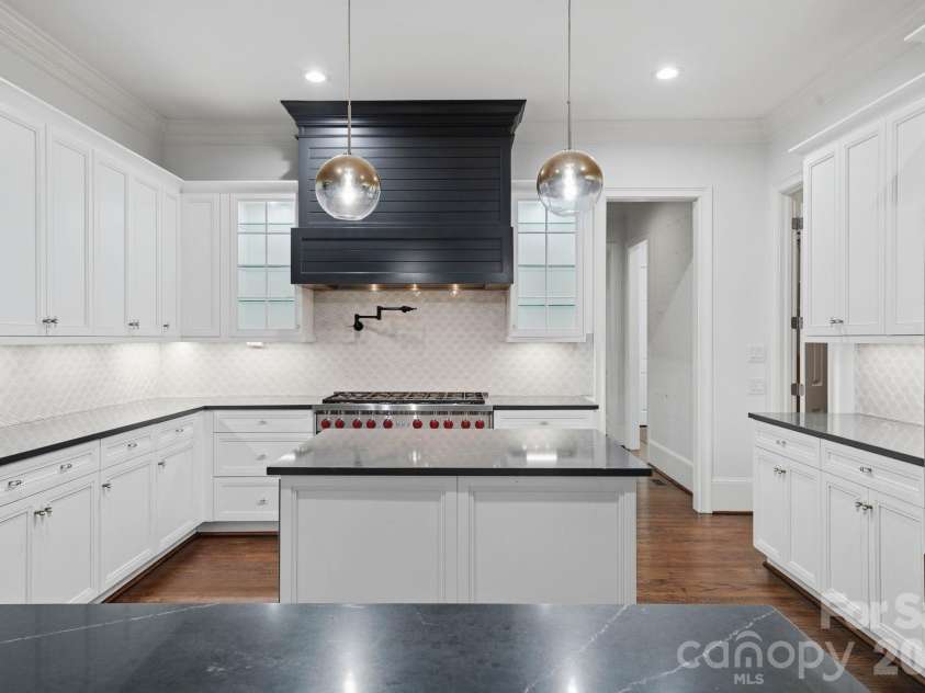 9414 Heydon Hall Circle, Charlotte, NC 28210.  MLS# CAR4421247, YatesRealty ID 35397. Stunning Kitchen