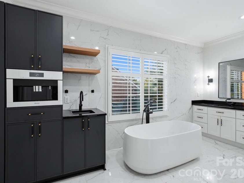 9414 Heydon Hall Circle, Charlotte, NC 28210.  MLS# CAR4421247, YatesRealty ID 35397. Updated Primary Bathroom with Soaking Tub