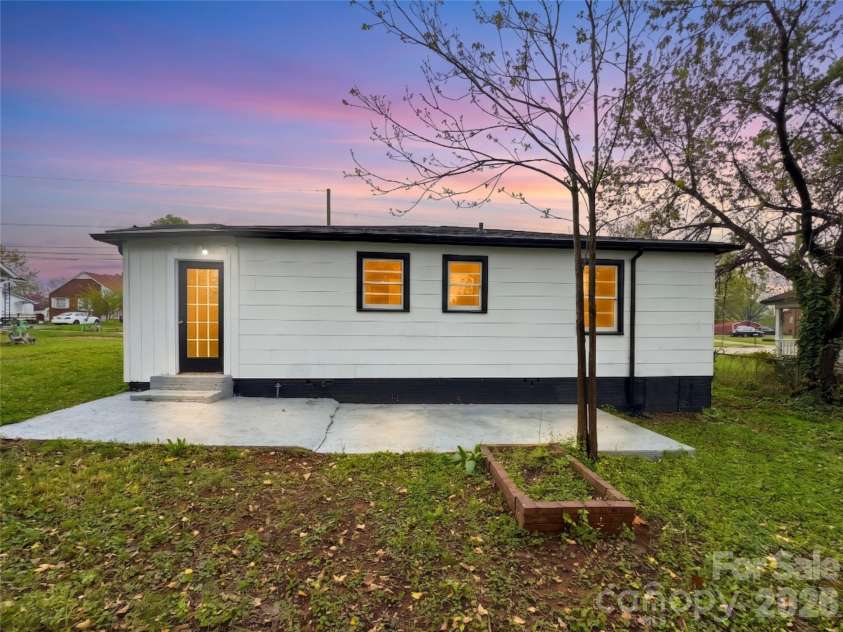 142 Ervin Avenue, Newton, NC 28658.  MLS# CAR4394478, YatesRealty ID 35402. 