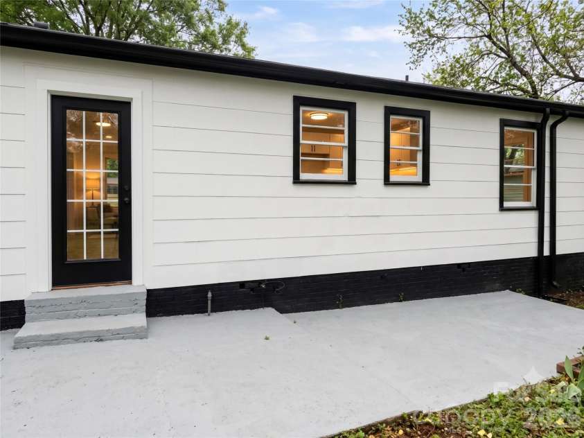 142 Ervin Avenue, Newton, NC 28658.  MLS# CAR4394478, YatesRealty ID 35402. 
