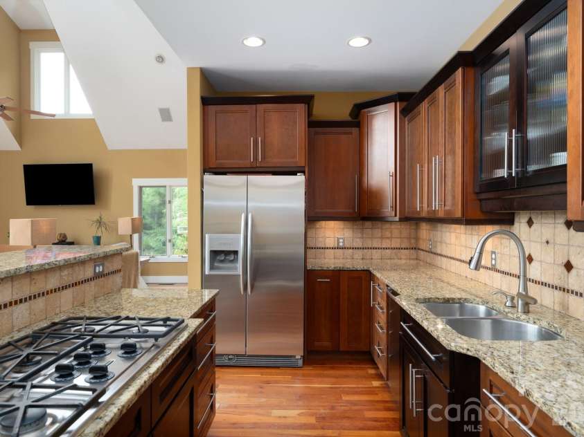 130 Black Oak Drive, Asheville, NC 28804.  MLS# CAR4395839, YatesRealty ID 35405. Nicely Designed Kitchen with Ample Storage