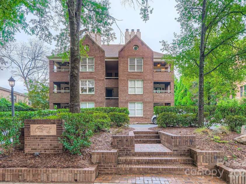 2220 Roswell Avenue, Charlotte, NC 28207.  MLS# CAR4288527, YatesRealty ID 35409. 