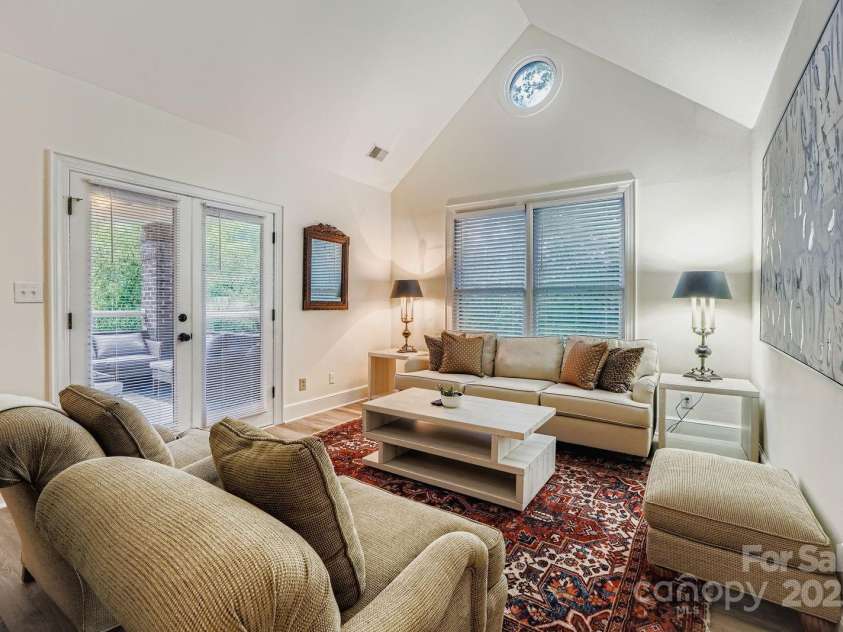 2220 Roswell Avenue, Charlotte, NC 28207.  MLS# CAR4288527, YatesRealty ID 35409. 