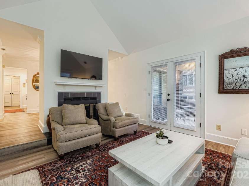 2220 Roswell Avenue, Charlotte, NC 28207.  MLS# CAR4288527, YatesRealty ID 35409. 