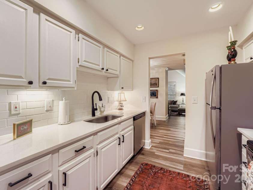 2220 Roswell Avenue, Charlotte, NC 28207.  MLS# CAR4288527, YatesRealty ID 35409. 