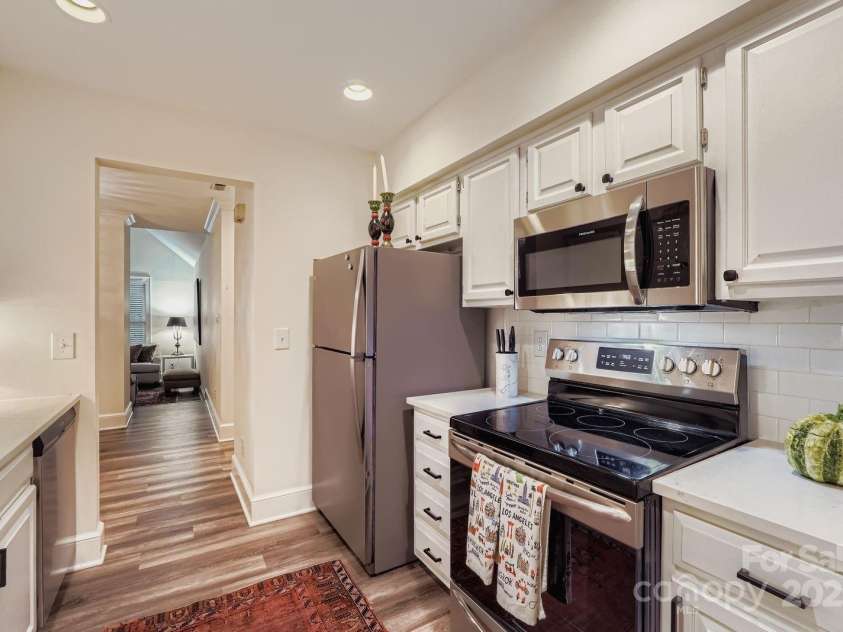 2220 Roswell Avenue, Charlotte, NC 28207.  MLS# CAR4288527, YatesRealty ID 35409. 