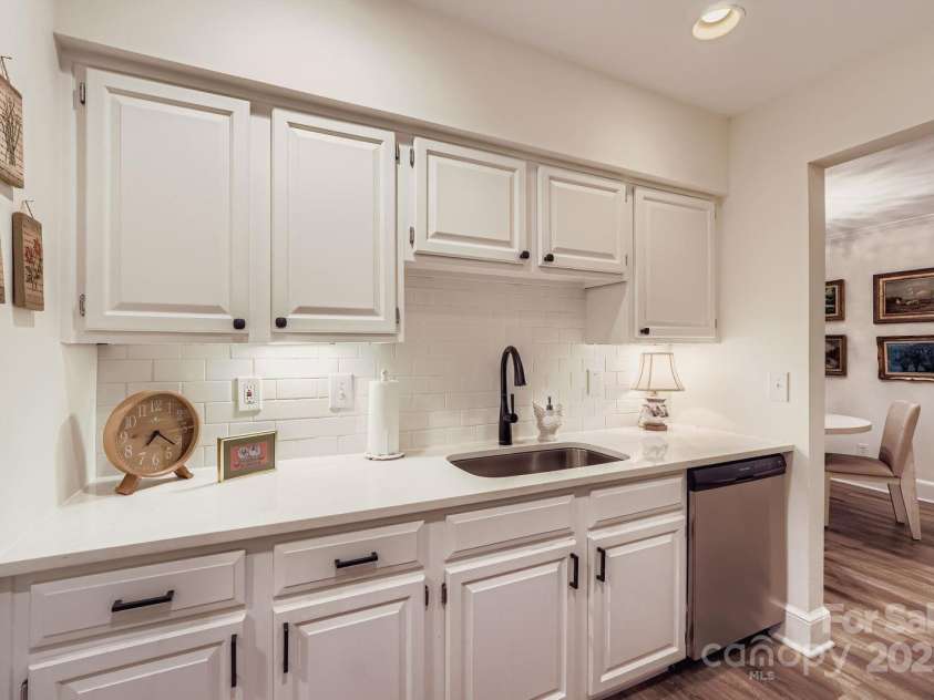 2220 Roswell Avenue, Charlotte, NC 28207.  MLS# CAR4288527, YatesRealty ID 35409. 