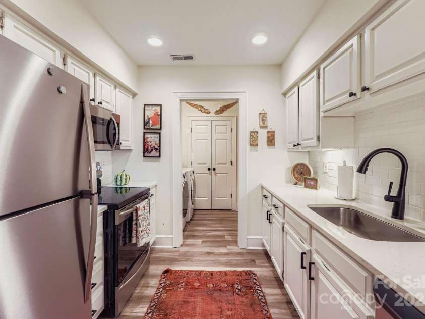 2220 Roswell Avenue, Charlotte, NC 28207.  MLS# CAR4288527, YatesRealty ID 35409. 