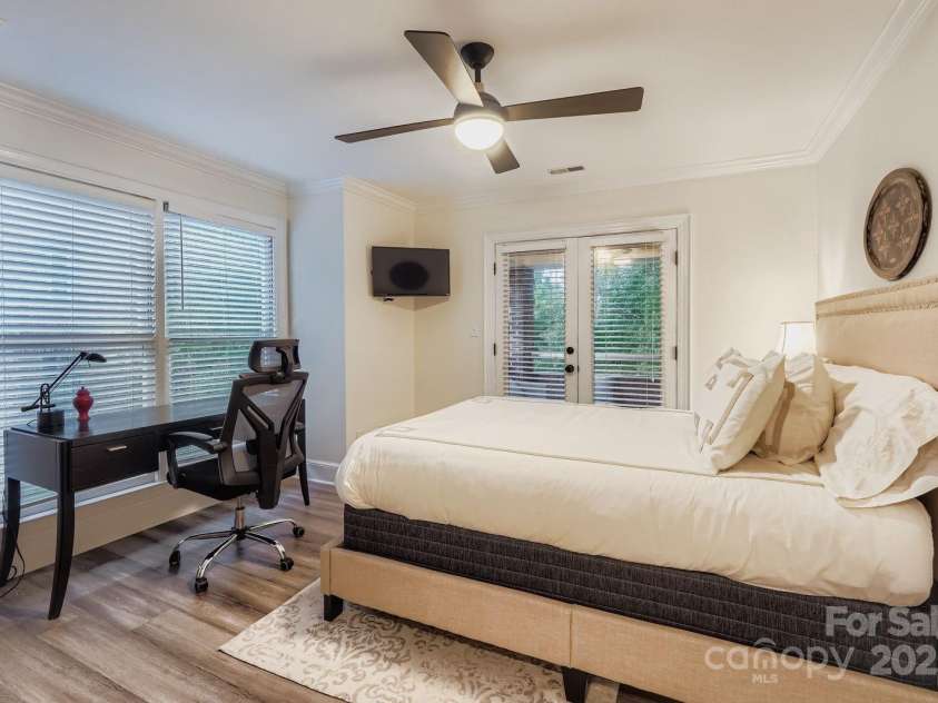 2220 Roswell Avenue, Charlotte, NC 28207.  MLS# CAR4288527, YatesRealty ID 35409. 