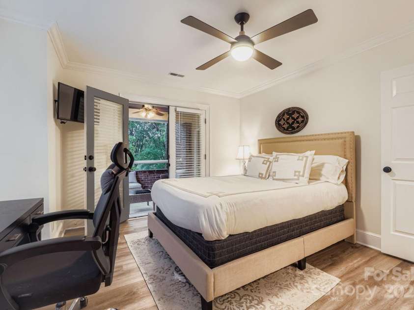2220 Roswell Avenue, Charlotte, NC 28207.  MLS# CAR4288527, YatesRealty ID 35409. 