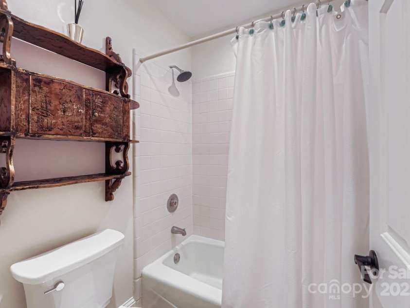 2220 Roswell Avenue, Charlotte, NC 28207.  MLS# CAR4288527, YatesRealty ID 35409. 
