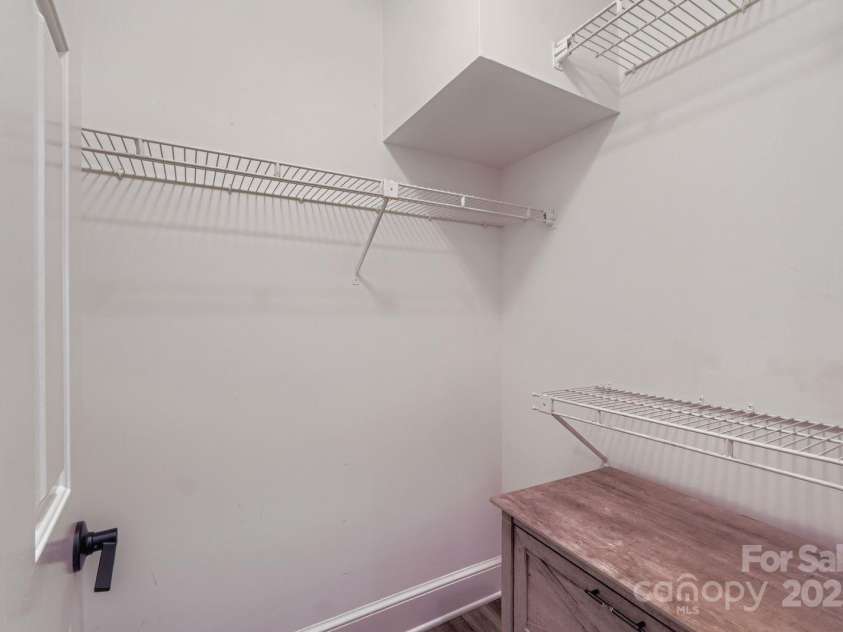 2220 Roswell Avenue, Charlotte, NC 28207.  MLS# CAR4288527, YatesRealty ID 35409. 