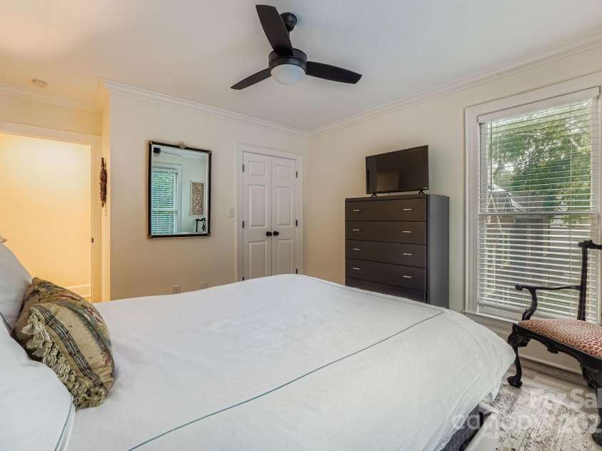 2220 Roswell Avenue, Charlotte, NC 28207.  MLS# CAR4288527, YatesRealty ID 35409. 