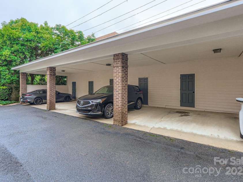 2220 Roswell Avenue, Charlotte, NC 28207.  MLS# CAR4288527, YatesRealty ID 35409. 