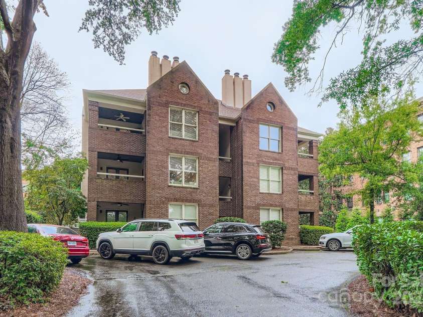 2220 Roswell Avenue, Charlotte, NC 28207.  MLS# CAR4288527, YatesRealty ID 35409. 
