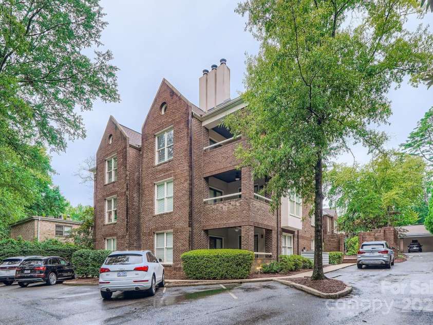 2220 Roswell Avenue, Charlotte, NC 28207.  MLS# CAR4288527, YatesRealty ID 35409. 