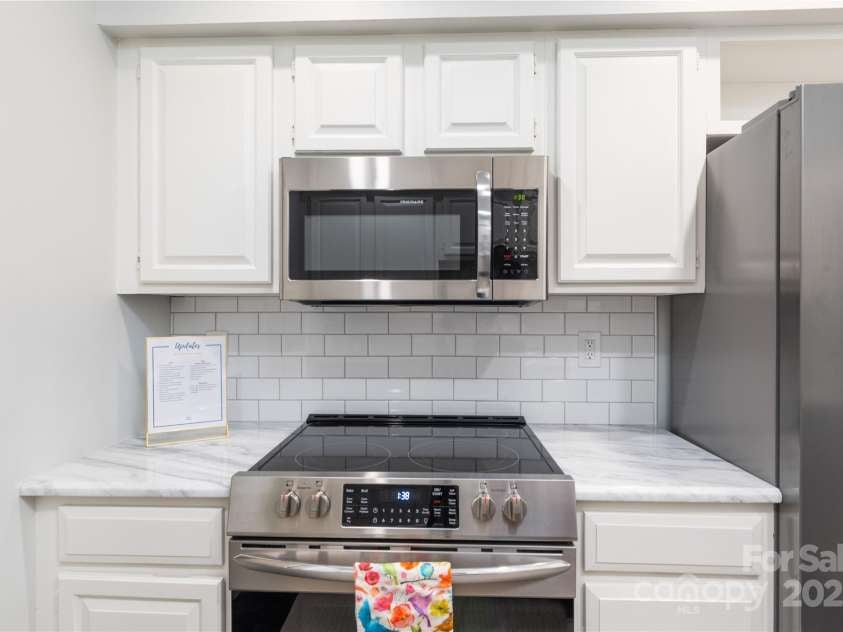 2220 Roswell Avenue, Charlotte, NC 28207.  MLS# CAR4312639, YatesRealty ID 35409. Newer appliances!