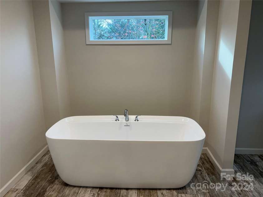 51 Rosemont Drive, Stony Point, NC 28678.  MLS# CAR4201789, YatesRealty ID 3541. Primary  bath