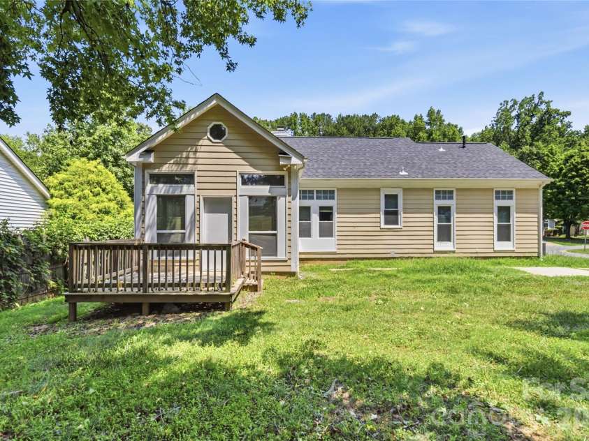 6136 Sunbridge Court, Charlotte, NC 28269.  MLS# CAR4401311, YatesRealty ID 35415. 