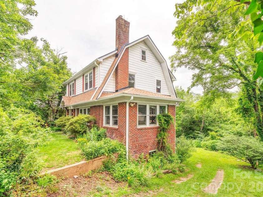 133 Westwood Place, Asheville, NC 28806.  MLS# CAR4392975, YatesRealty ID 35419. 