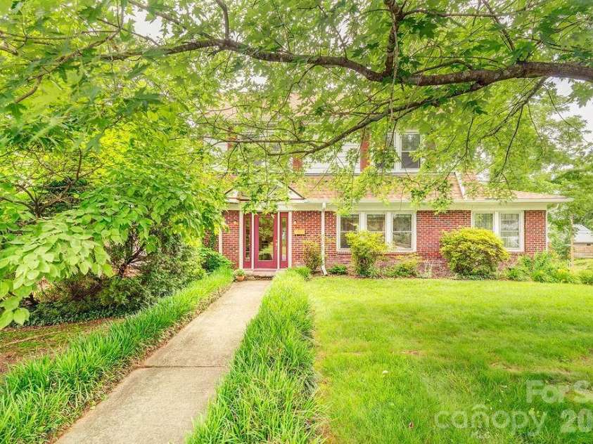 133 Westwood Place, Asheville, NC 28806.  MLS# CAR4392975, YatesRealty ID 35419. 