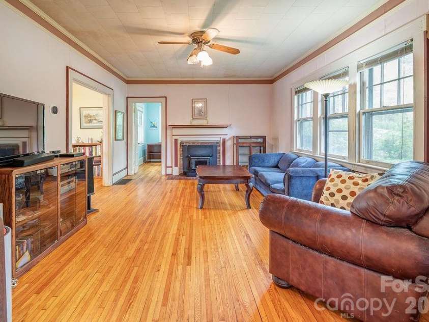 133 Westwood Place, Asheville, NC 28806.  MLS# CAR4392975, YatesRealty ID 35419. 